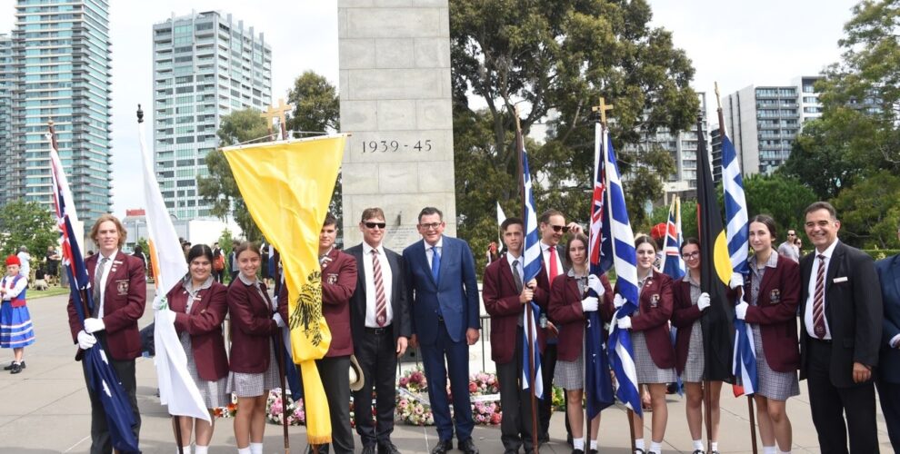 Premier Dan Andrews and staff and students from 麻豆映画 at the Shrine of Remembrance